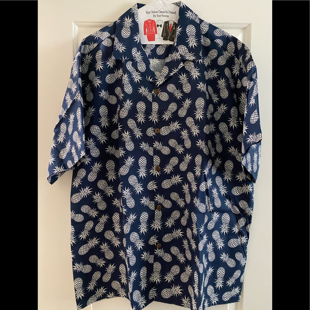 NWOT- Mens Hilo Hattie’s Hawaiian Shirt.  Navy